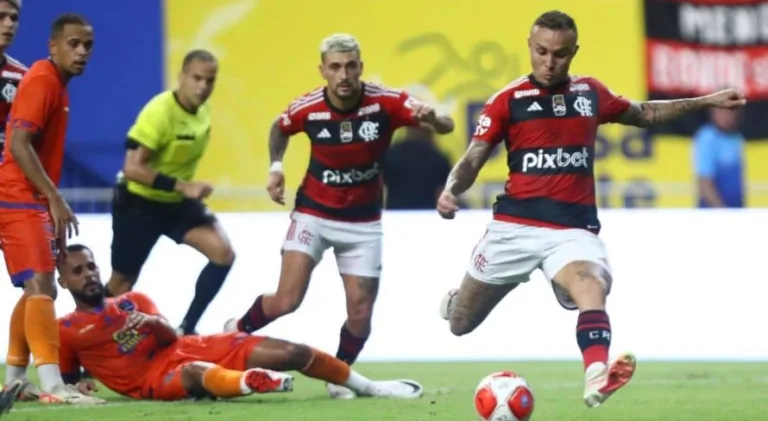 Torcedores do Flamengo se preocupam com ausência de Cebolinha após lesão contra o Palmeiras