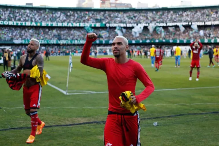 Matheuzinho, do Flamengo, pede para mudar de nome no Corinthians; entenda