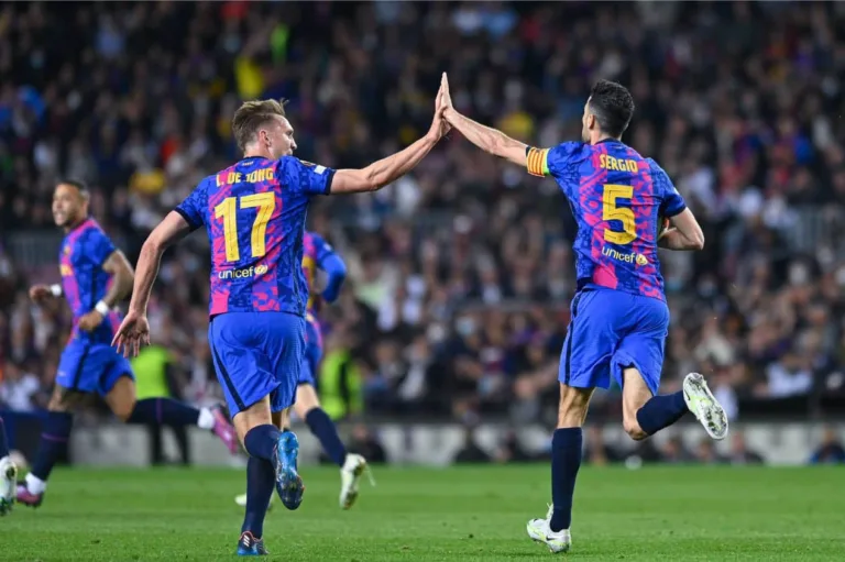 Frenkie de Jong sente falta Busquets no Barcelona: “um dos melhores”