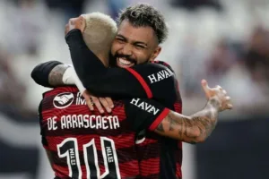 Gabigol “cobra” Arrascaeta e sinaliza trio em disputa pela artilharia do Carioca