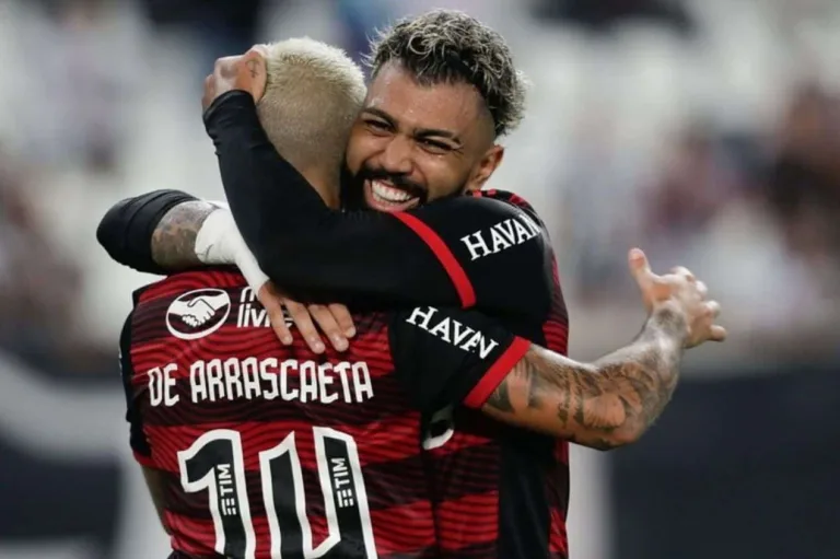 Gabigol “cobra” Arrascaeta e sinaliza trio em disputa pela artilharia do Carioca