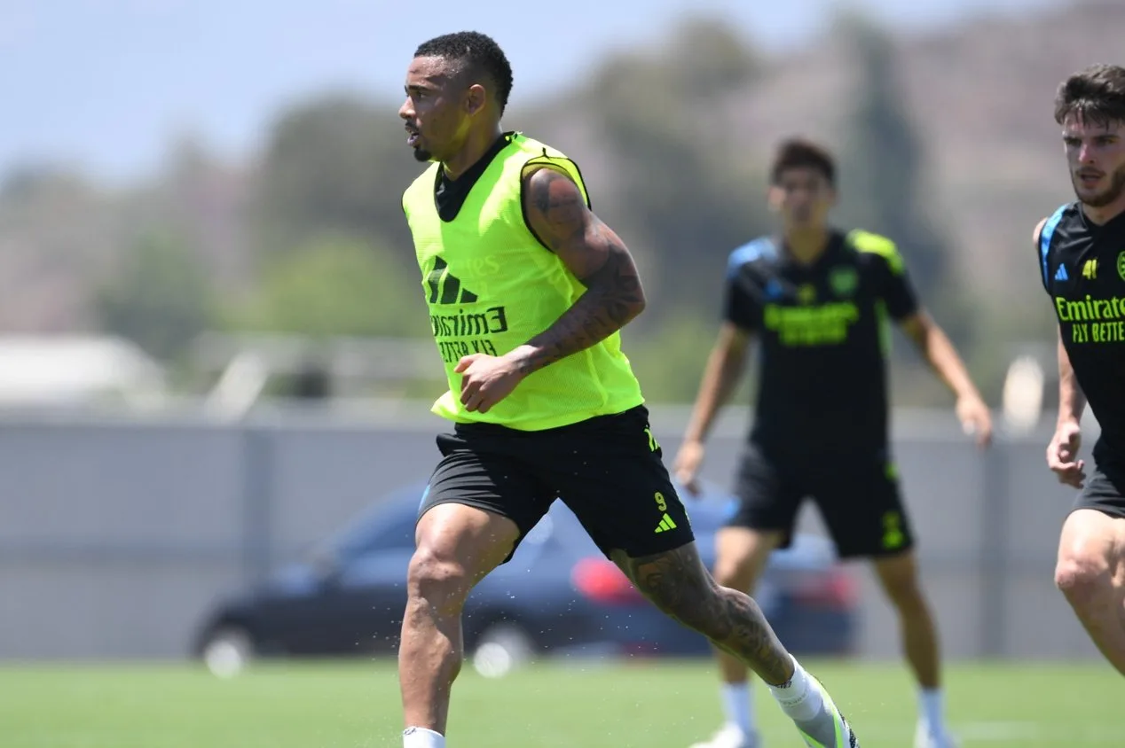 Gabriel Jesus volta aos treinamentos pelo Arsenal