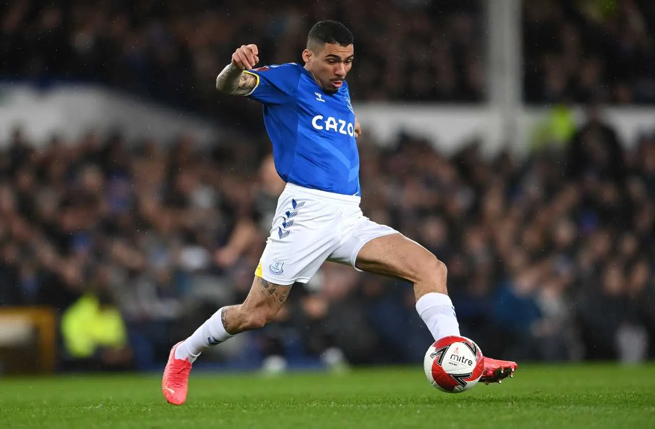 Botafogo busca a contratação de ex-volante do Vasco e seleção brasileira