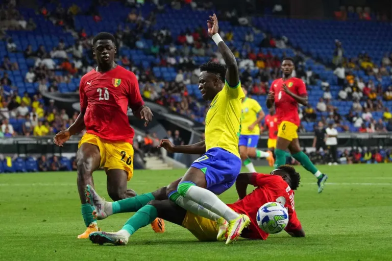 Jogador de Guiné acusa treinador de roubar camisa dada por Vinícius Júnior