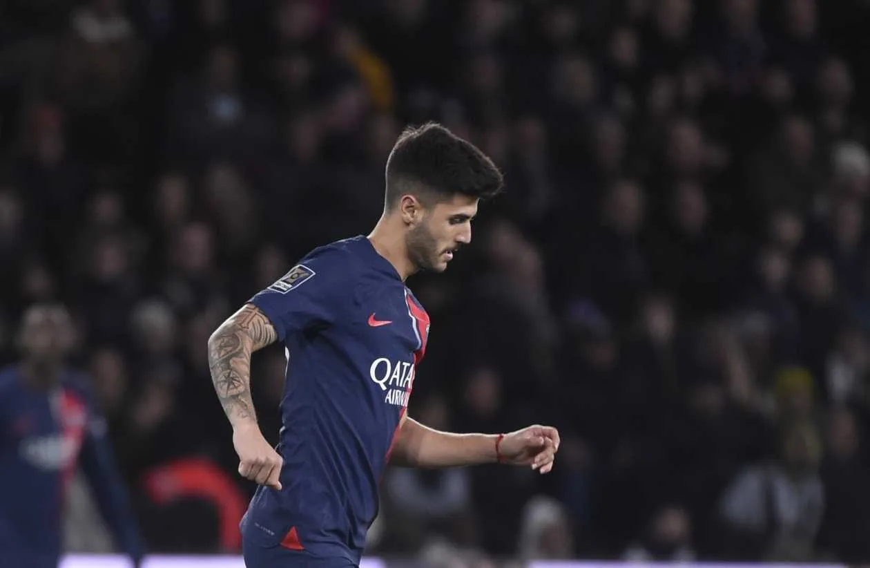 Ex-SPFC, Beraldo estreia em jogo do título do PSG