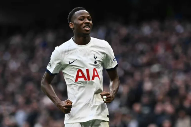 Tottenham estende contrato de Pape Matar Sarr; veja detalhes