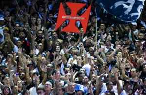 Leandrinho dedica golaço em estreia do Vasco à mãe falecida