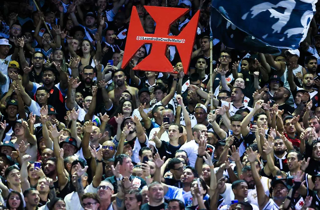 Leandrinho dedica golaço em estreia do Vasco à mãe falecida