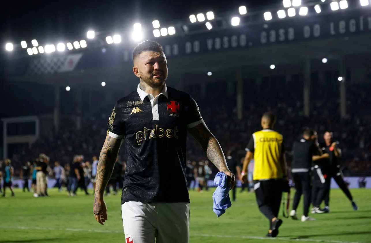 Vasco se reapresenta para treinos sem patrocinador master na camisa