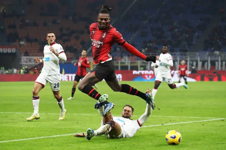 Milan goleia o Cagliari e avança às quartas de final da Copa da Itália