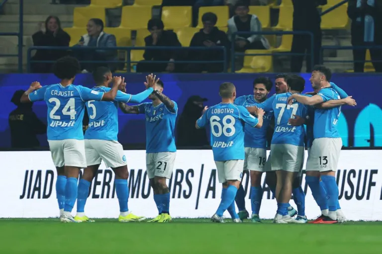 Napoli marca um golaço contra a Fiorentina na Supercopa da Itália; veja
