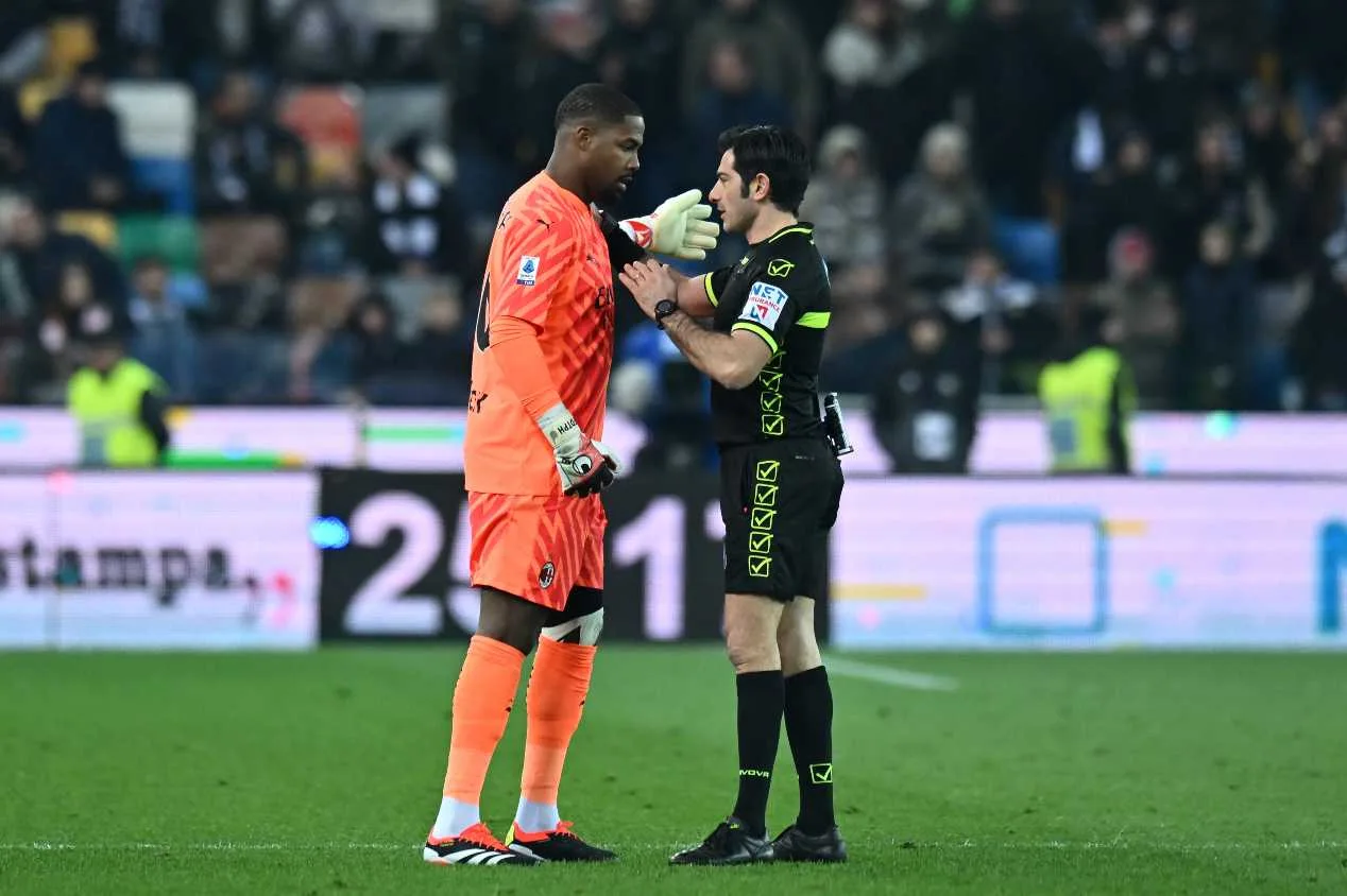 Udinese bane mais quatro torcedores após ataque racista a Maignan, goleiro do Milan