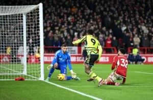 Arsenal sofre pressão, mas garante vitória sobre  o Nottingham Forest na Premier League