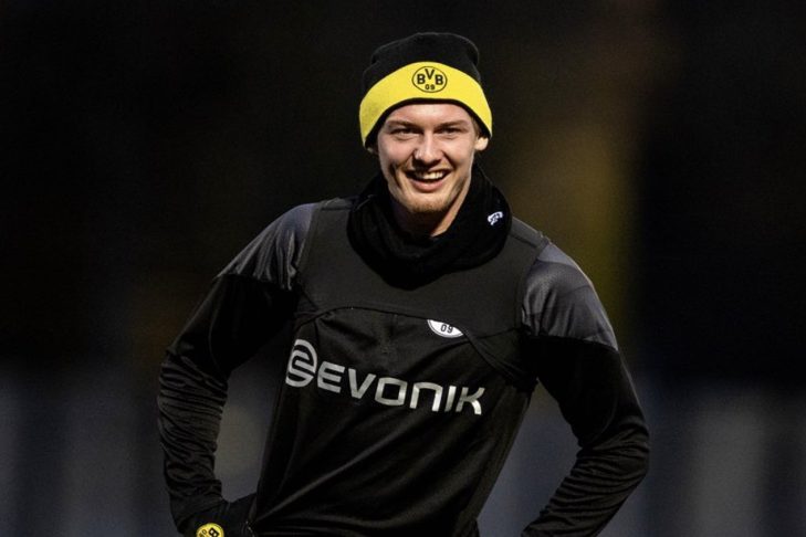 Nottingham Forest insiste na contratação de promessa do Dortmund por empréstimo Nottingham Forest insiste na contratação de promessa do Dortmund por empréstimo