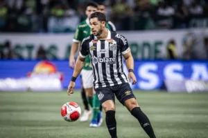 Jogador do Santos deixa o jogo e dispara contra o gramado do Allianz Parque
