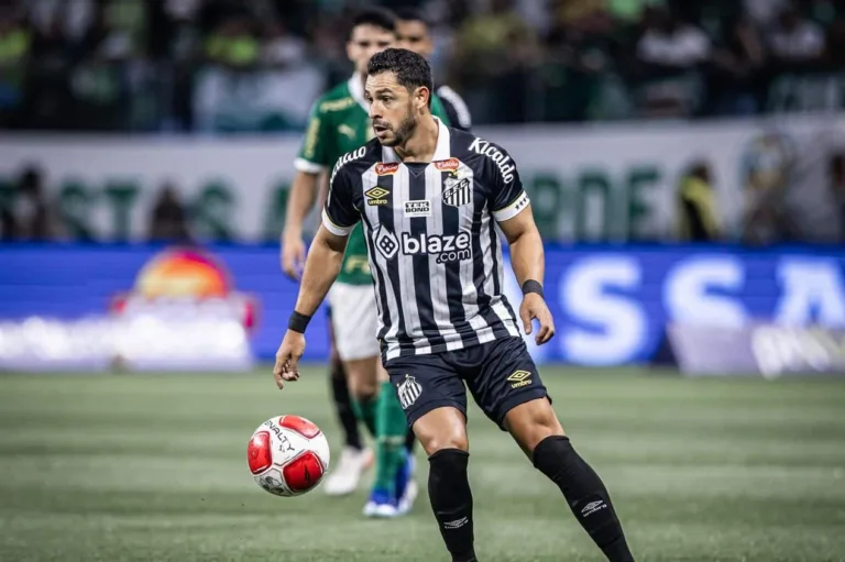 Jogador do Santos deixa o jogo e dispara contra o gramado do Allianz Parque