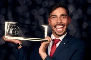 Vencedor do Puskás revela detalhes de proposta do Palmeiras