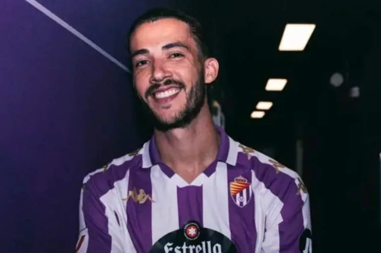 Alvo do Corinthians, Gustavo Henrique chega ao Brasil