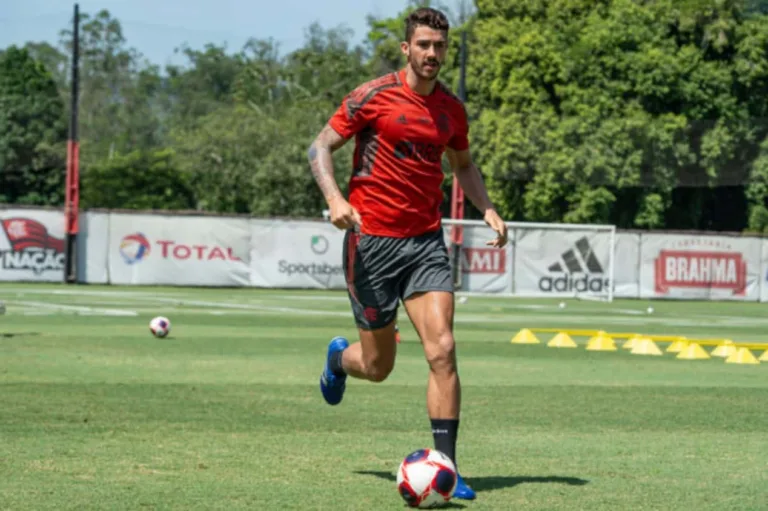 Corinthians encaminha contratação de zagueiro campeão brasileiro pelo Flamengo