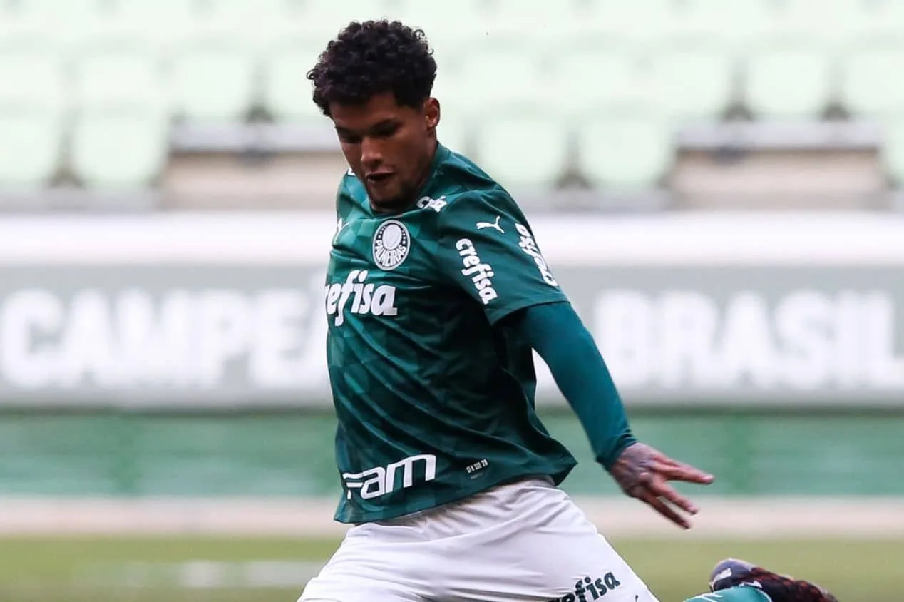 Palmeiras acerta saída em definitivo de lateral para clube europeu