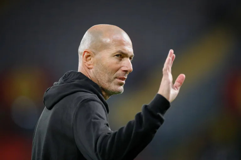 Zinedine Zidane recusa oferta para comandar seleção da Argélia