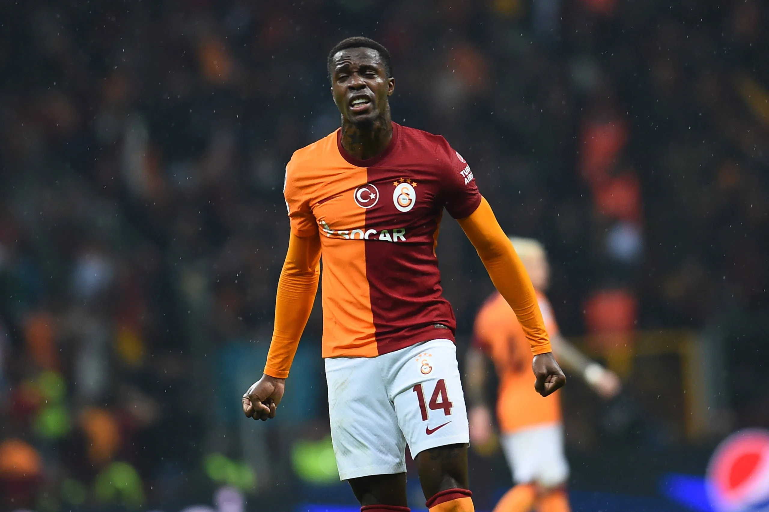 Zaha descarta retorno à Premier League e fica no Galatasaray