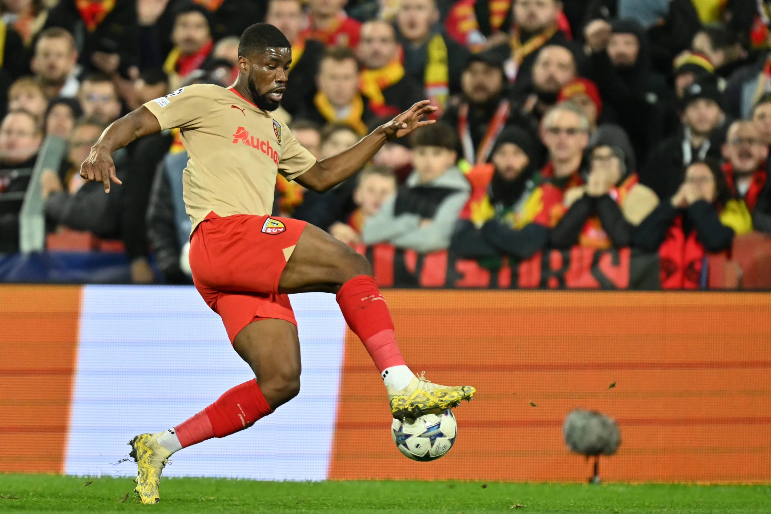 Lens desafia Bayern de Munique e PSG: Kevin Danso não será negociado 