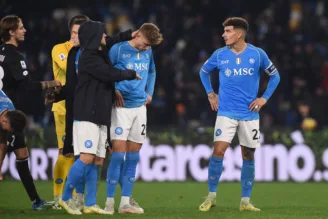 Jesper Lindstrøm é consolado por colega