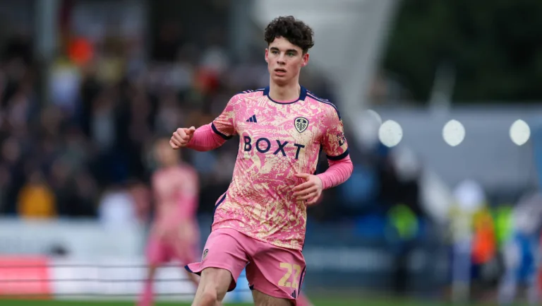 Manchester United vai abrir cofres para contratar jogador de 17 anos