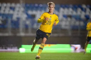 Clubes da Premier League atrapalharam acordo do Tottenham com Bergvall; saiba mais