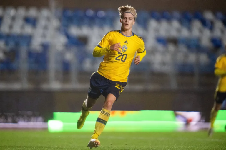 Clubes da Premier League atrapalharam acordo do Tottenham com Bergvall; saiba mais