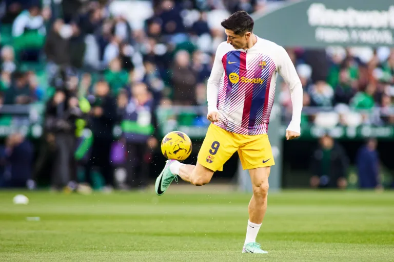 Lewandowski decidirá seu futuro no Barcelona após final da temporada