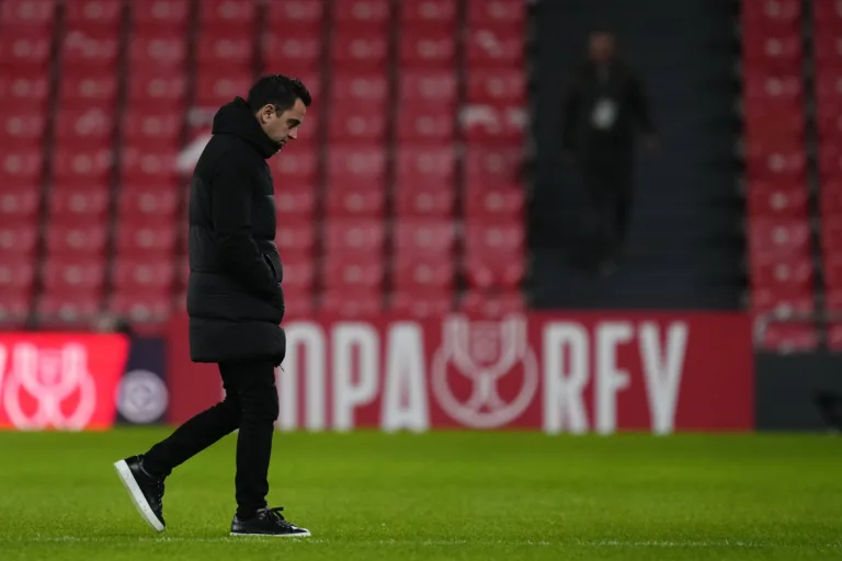 Xavi anuncia que vai deixar o Barcelona ao final desta temporada