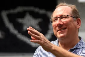Mauro Cezar ironiza grupo de John Textor após saída de jogador do Botafogo