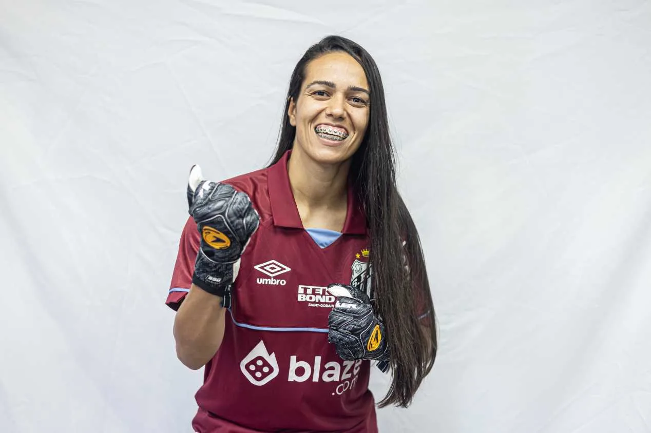 Goleira explica escolha pelo Santos: “Orgulho que nem todos podem ter” 