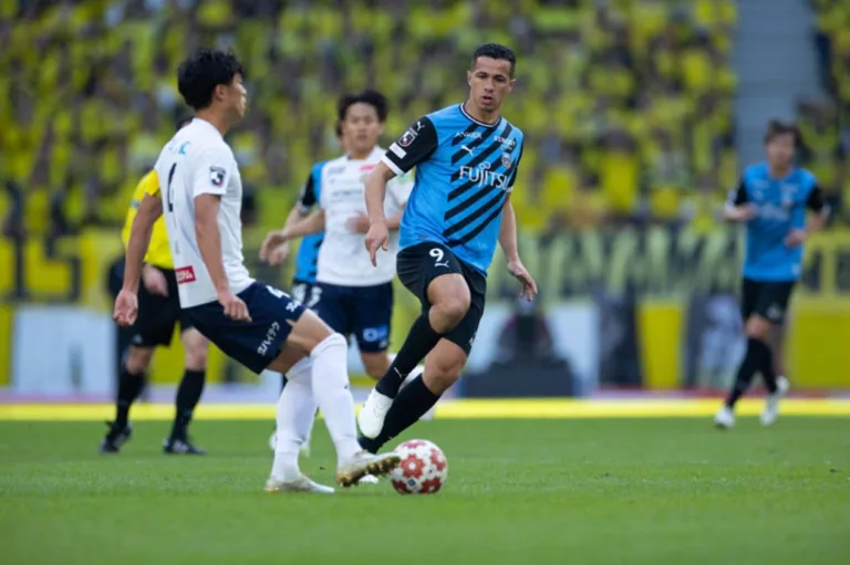 Coritiba anuncia a contratação de Leandro Damião