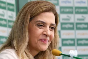 Torcedores do Botafogo penduram bonecos enforcados de Leila Pereira e Ednaldo Rodrigues em passarela do Nilton Santos