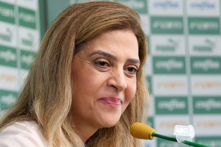 Torcedores do Botafogo penduram bonecos enforcados de Leila Pereira e Ednaldo Rodrigues em passarela do Nilton Santos