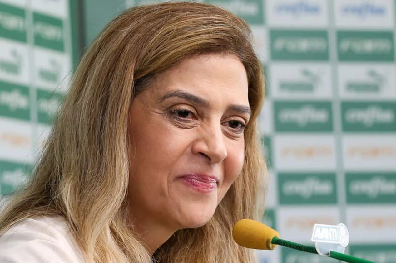 Torcedores do Botafogo penduram bonecos enforcados de Leila Pereira e Ednaldo Rodrigues em passarela do Nilton Santos