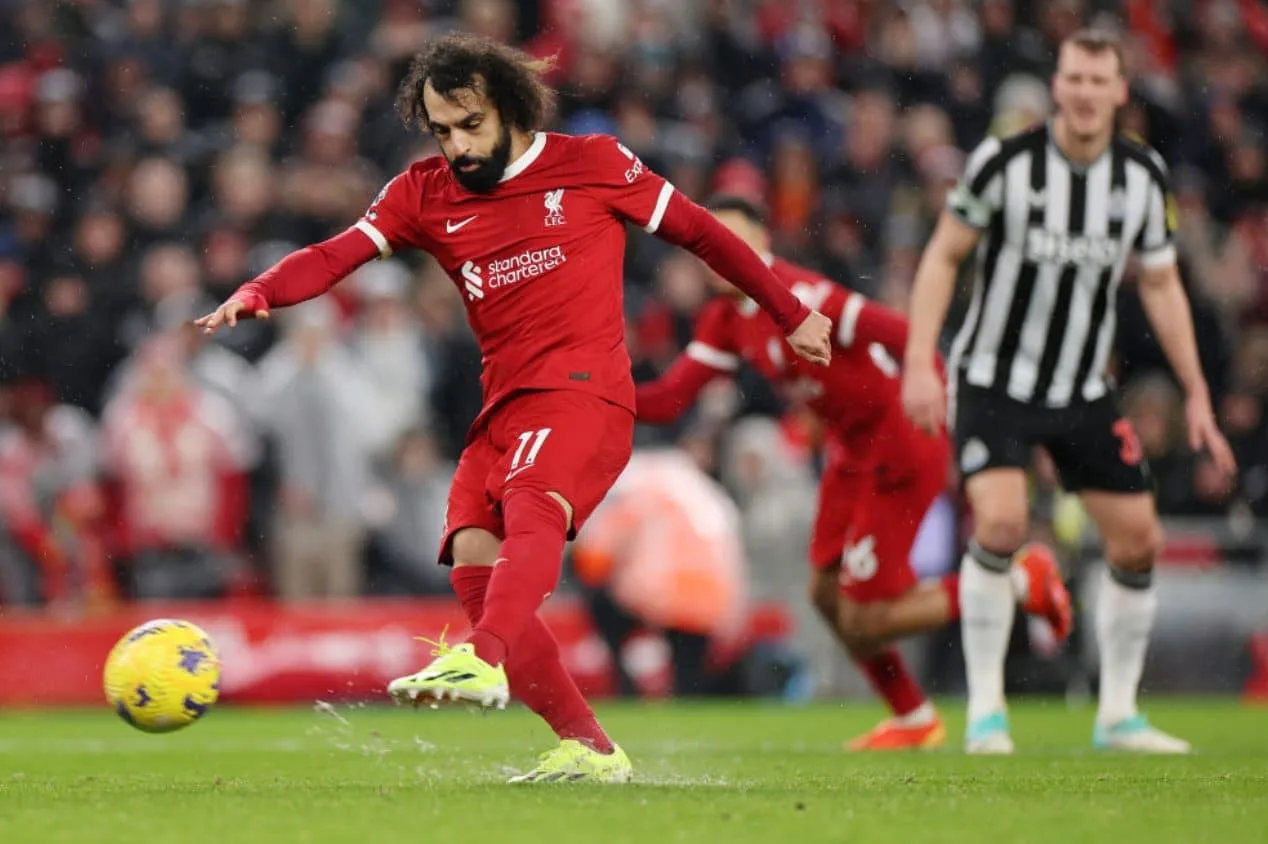 Com brilho de Salah, Liverpool vence o Newcastle e garante a liderança da Premier League por mais uma rodada