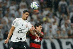 Lucas Veríssimo disputa bola pelo alto com Pedro em Corinthians x Flamengo pelo Brasileirão 2023. (Ricardo Moreira/Getty Images)