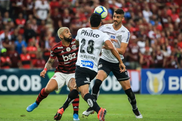 Gustavo Henrique pode reeditar dupla com Veríssimo no Corinthians; relembre parceria no Santos