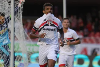 Luiz Gustavo volta a trabalhar no São Paulo, mas retorno aos gramados só acontecerá depois de agosto