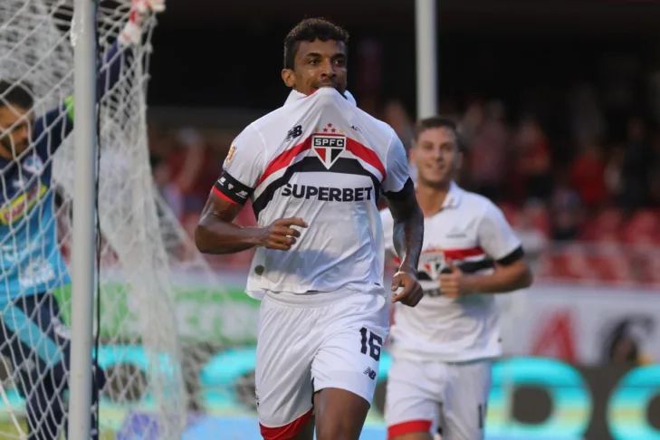 Luiz Gustavo volta a trabalhar no São Paulo, mas retorno aos gramados só acontecerá depois de agosto Luiz Gustavo volta a trabalhar no São Paulo, mas retorno aos gramados só acontecerá depois de agosto