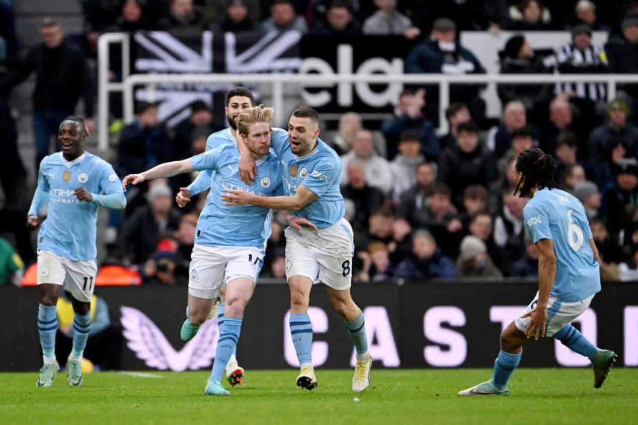 Manchester City marca no fim, vira vice na Premier League e seca Liverpool na luta pelo título