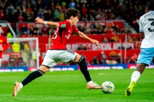Manchester United deve emprestar Facundo Pellistri para o Granada, da La Liga