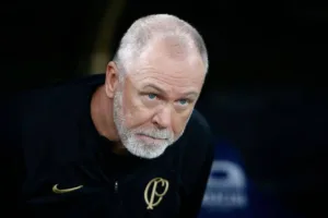 Falas de Mano Menezes geram clima de incerteza no Corinthians; entenda