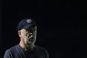 Mano Menezes elogia comportamento do Corinthians em derrota para o SPFC: “remete para coisas melhores no futuro”