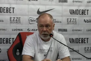 Torcedores resgatam indireta de Mano Menezes a Coudet após fala polêmica