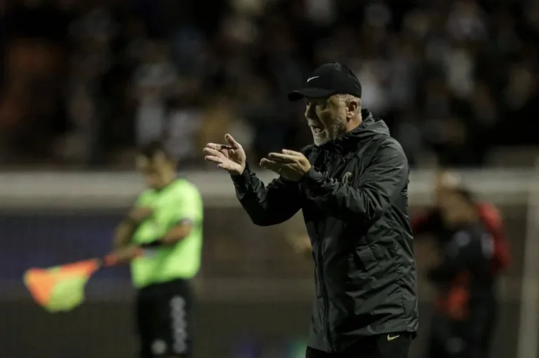 Corinthians tem data para pagar Mano Menezes e anunciar António Oliveira